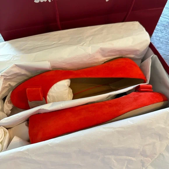 SALVATORE FERRAGAMO US 7 FLATS $365!